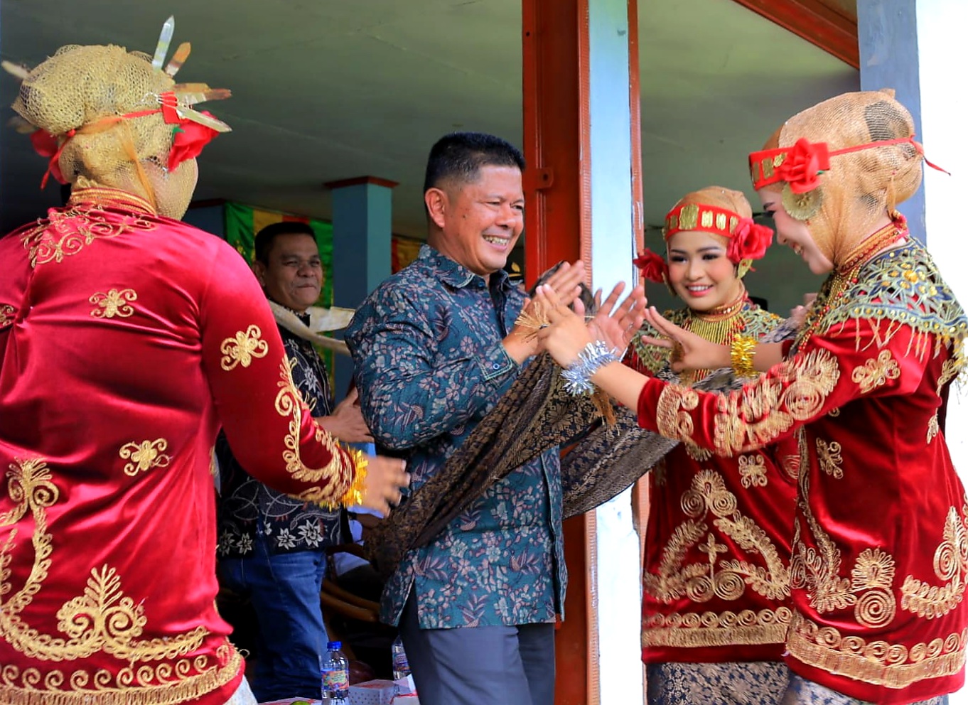 Bupati Pasaman, Welly Suhery bersama pemuda-pemudi Dua Koto